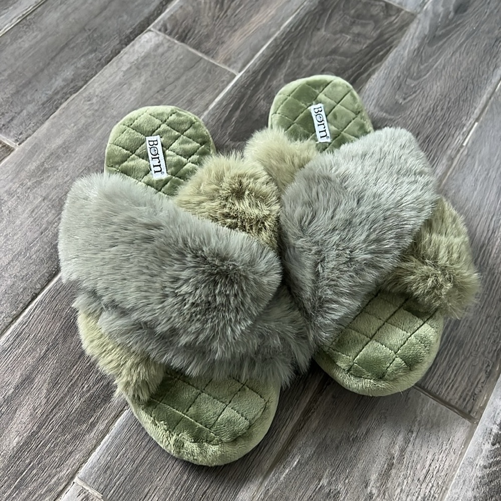 NWOT Born Olive Green Faux Fur Crisscross Slide Slippers